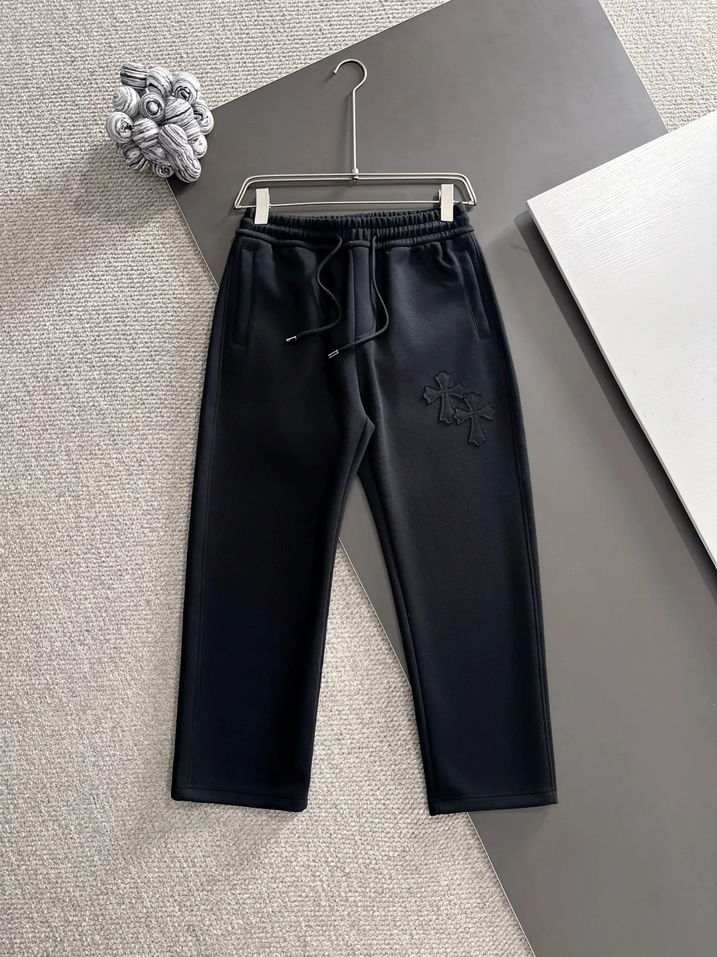 P310 Chrome Hearts* (exclusive quality in the market) hot style 2꯭0꯭2꯭5 new autumn pants original ⌚️ high version Chrome Hearts The fabric is made of 380g high-density double-sided Chinese custom fabric. It does not deform or shrink. The three-dimensional drape is amazing. Process introduction: front and back burnt appliqué embroidery. Customized hardware accessories. Color: black SIZE: M-XXXL
